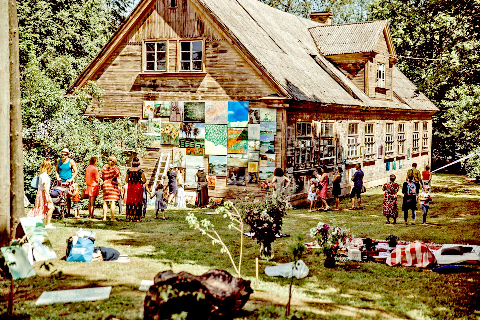 TRADICIONĀLĀS KRĀSAS VĒSTURISKO ĒKU RESTAURĀCIJĀ