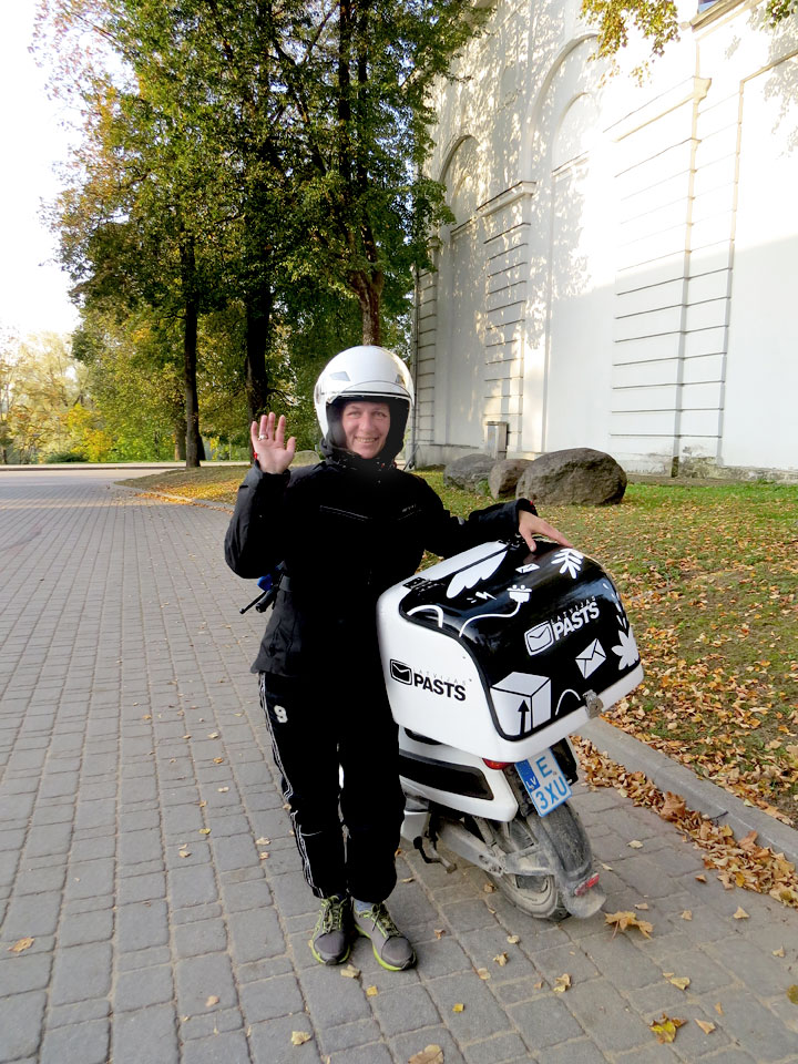 PASTU PIEGĀDĀ ARĪ AR MOTOROLLERU