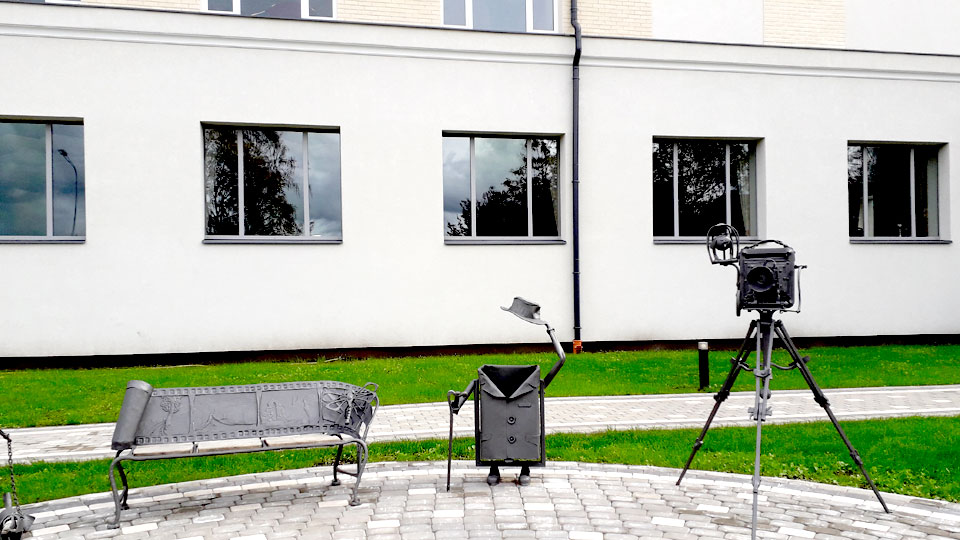 ЧЕСНОК И В НОС, И В РОТ,  И ПО КАРМАНАМ, ПИХАЕМ…