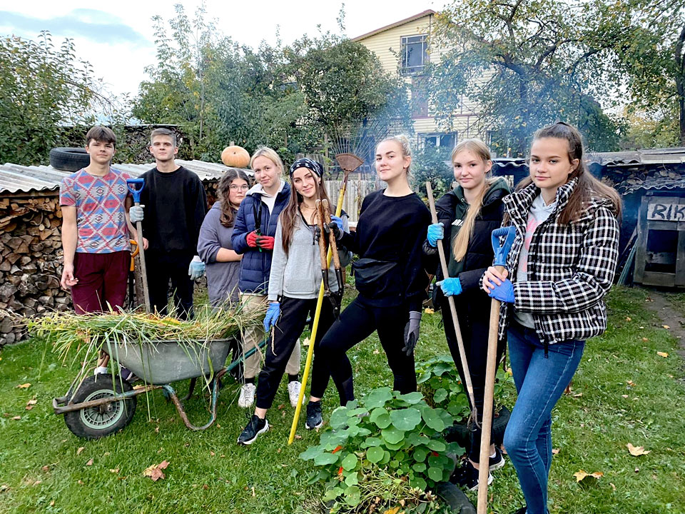 PALĪDZĒJA RUDENS DARBOS