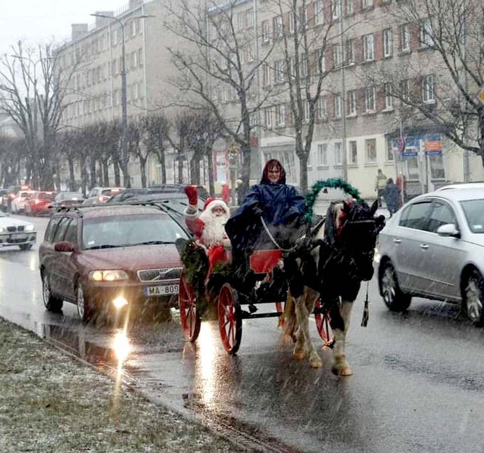 PA PILSĒTU BRAUCA SALATĒTIS