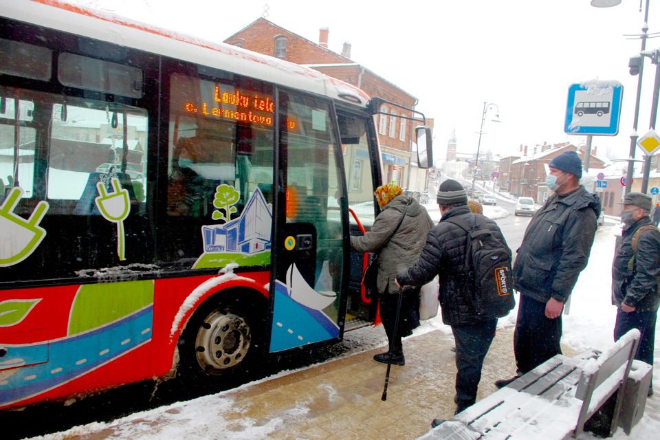 PAR TROTUĀRIEM UN AUTOBUSU BIĻETĒM