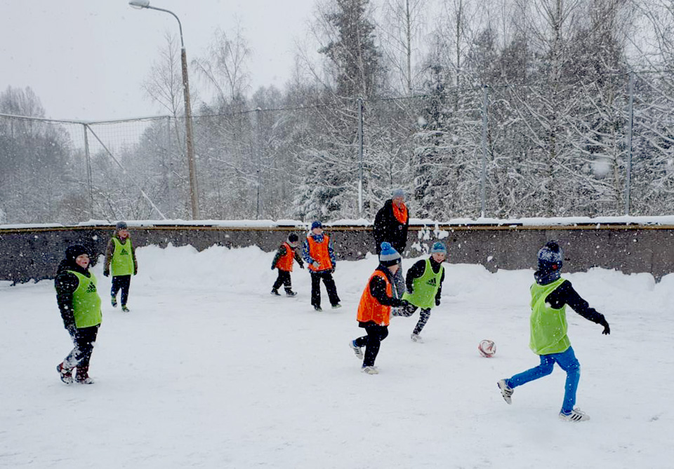 FUTBOLU VAR SPĒLĒT  ARĪ DIENVIDPOLĀ