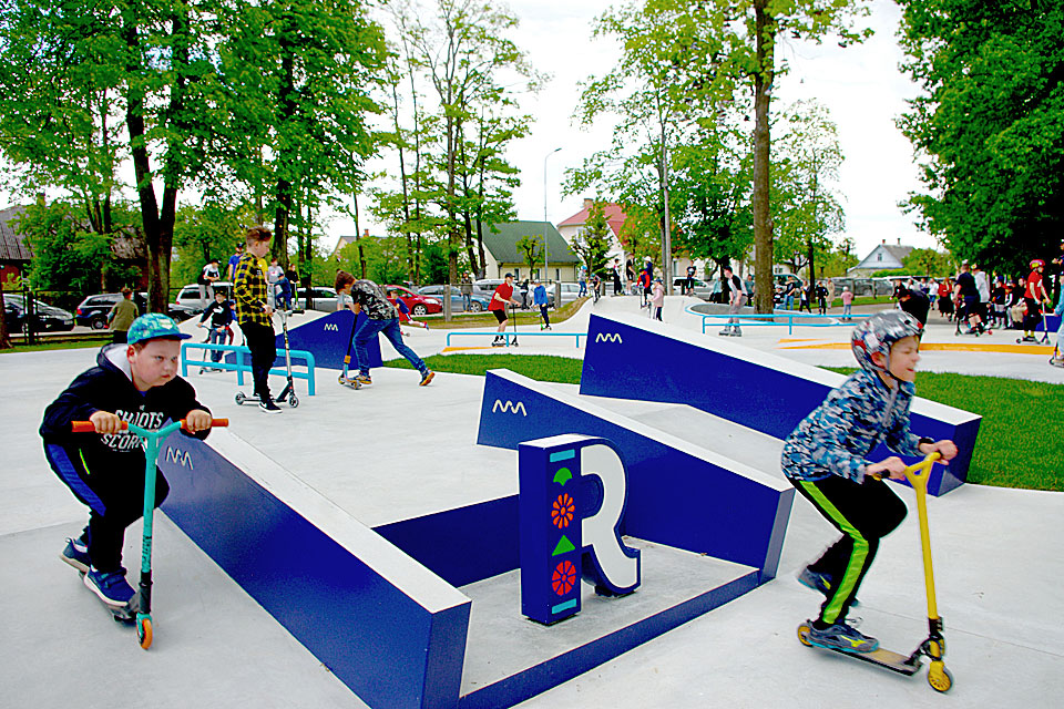 JAUNS UN MODERNS SKEITPARKS