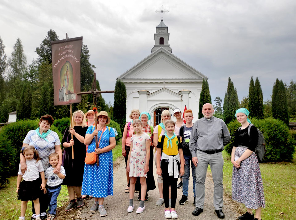 SATIKTIES AR DIEVMĀMIŅU AGLONĀ