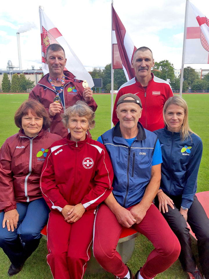 AR ZELTA MEDAĻĀM