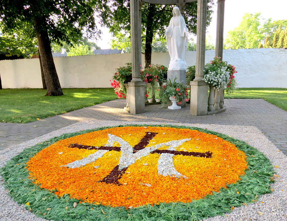 KRĀŠŅS SVEICIENS DIEVMĀMIŅAI