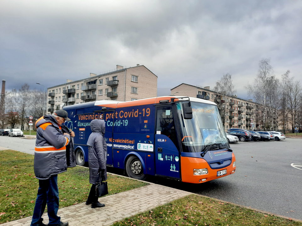UZ POTI?  LAIPNI LŪGTI AUTOBUSĀ!