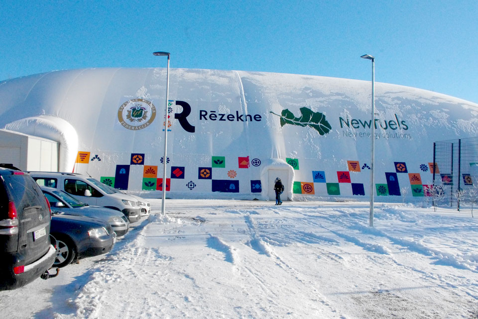 RĒZEKNĒ ATKLĀJ LATVIJĀ PIRMO PIEPŪŠAMO FUTBOLA HALLI