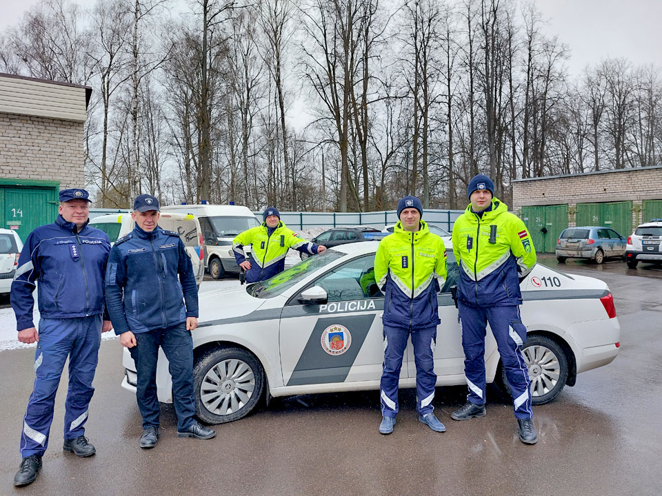 AR CEĻU POLICIJU JOKOT NEDRĪKST!