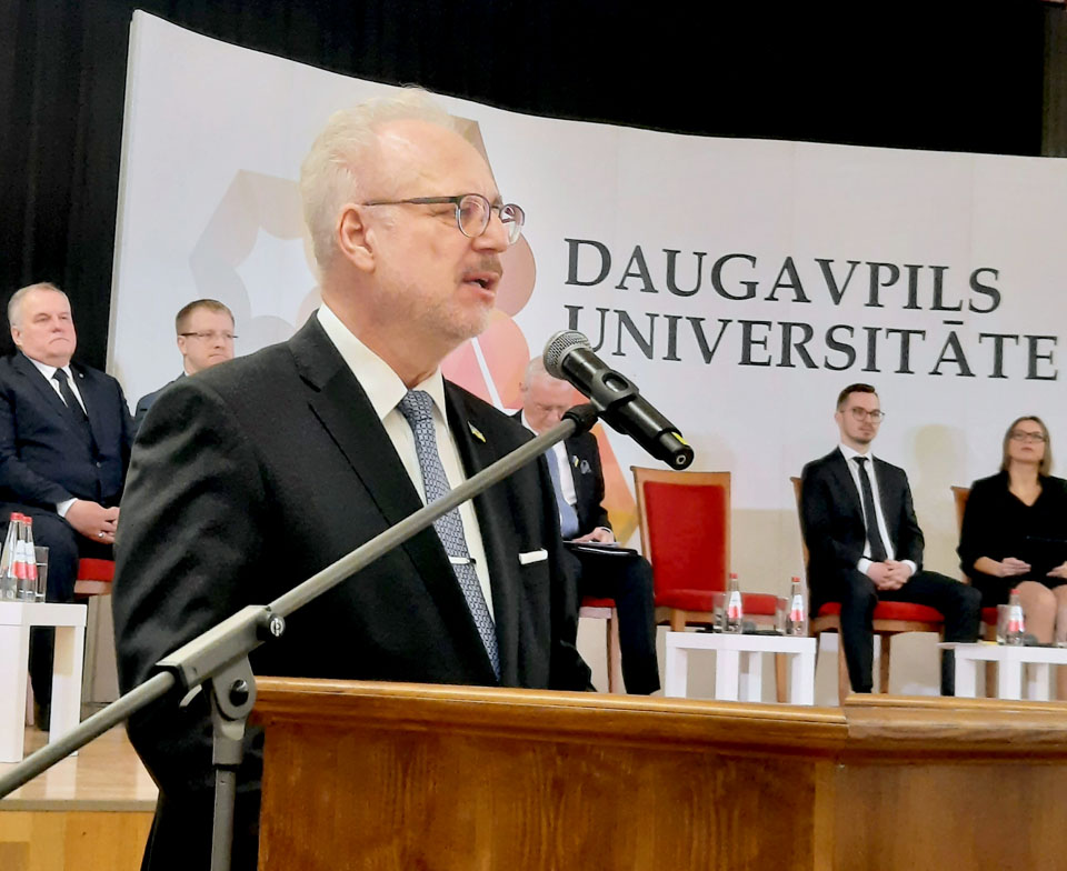 “VAIRS NAV PUSTOŅU, TIKAI MELNAIS UN BALTAIS…”