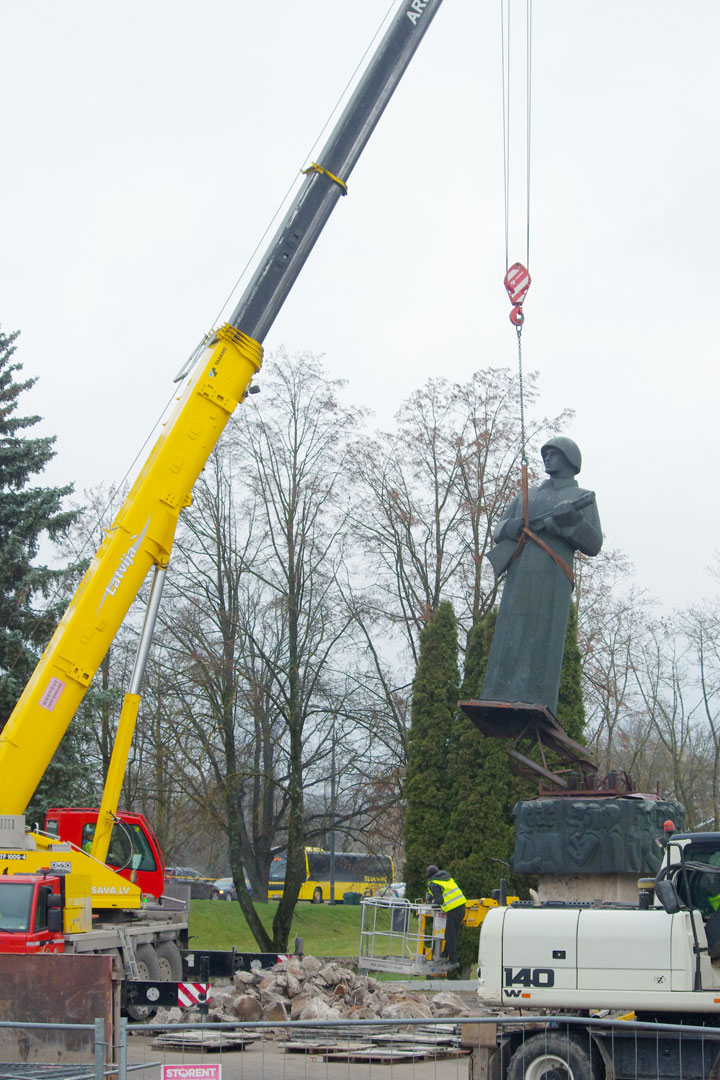 Demontēts piemineklis “Rēzeknes atbrīvotājiem”