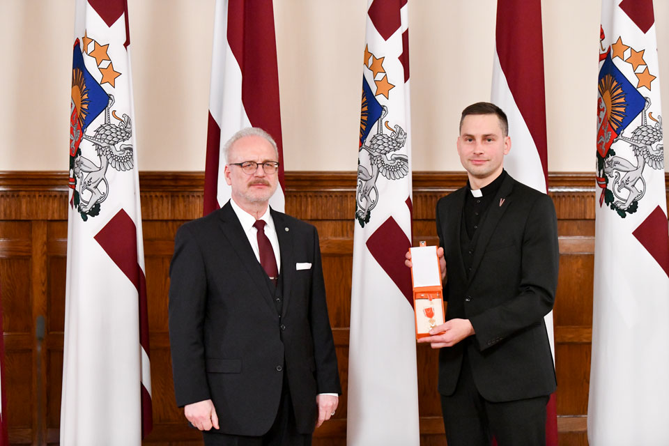 apbalvoja garīgos tēvus