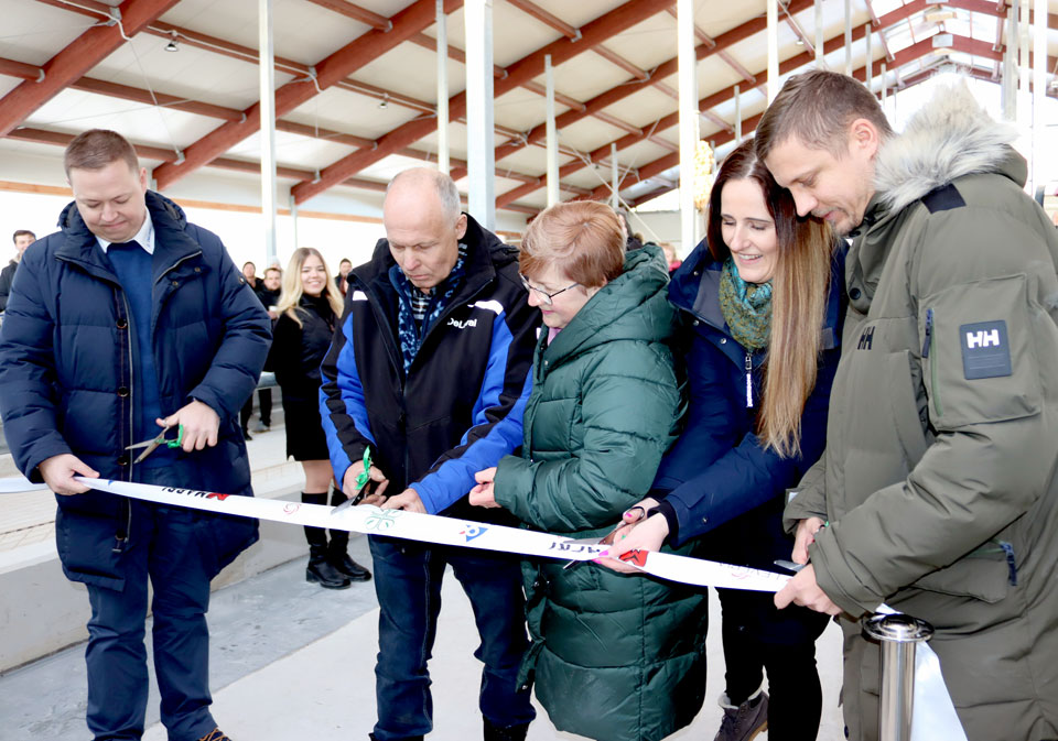 nemitīgi tiecas uz priekšu