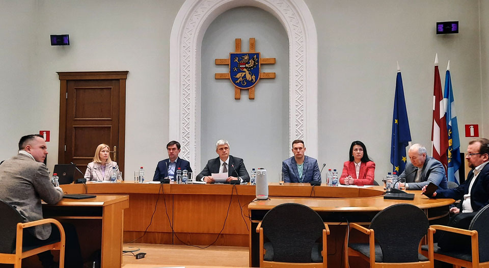 vairums –  pret mēra  atstādināšanu