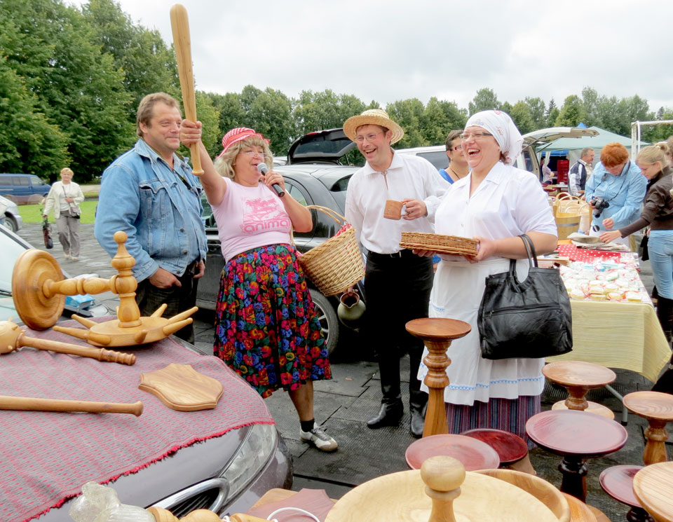 Pastāv un attīstās