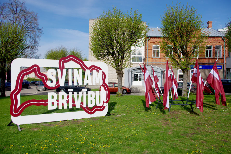 svinot Latvijas brīvību