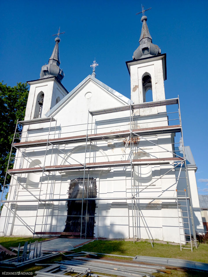 Atjauno baznīcas fasādi