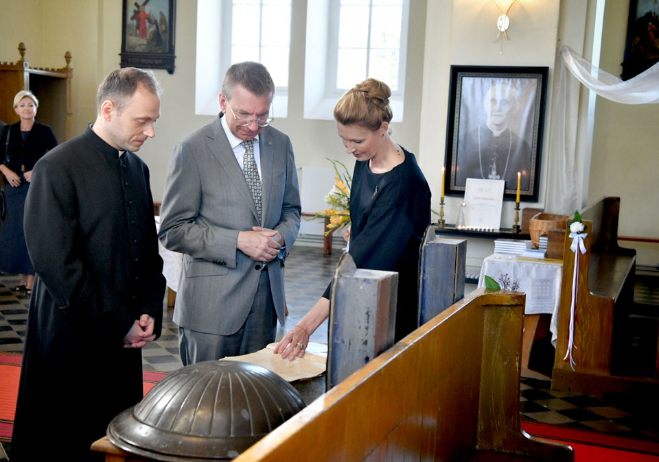 VALSTS  PREZIDENTS GODINA BOĻESLAVA SLOSKĀNA PIEMIŅU