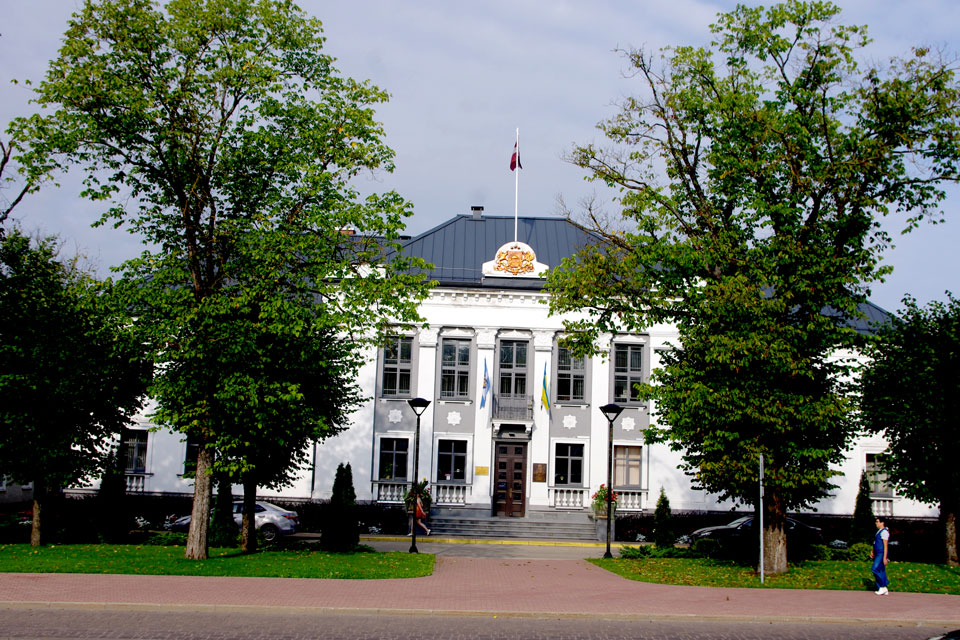 Kādam jāuzņemas atbildība