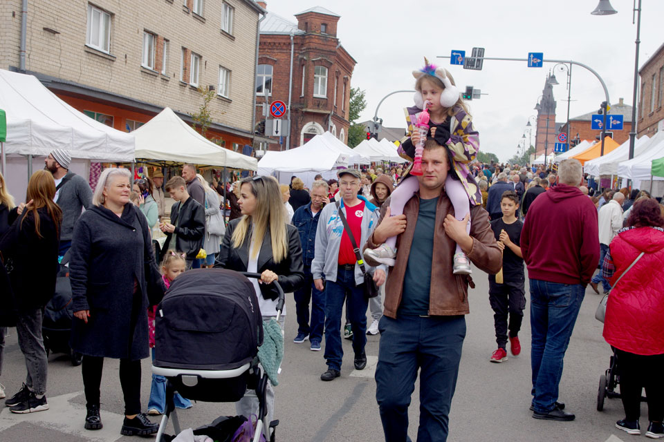 Miķeļdienas tirgus pulcināja ļaudis