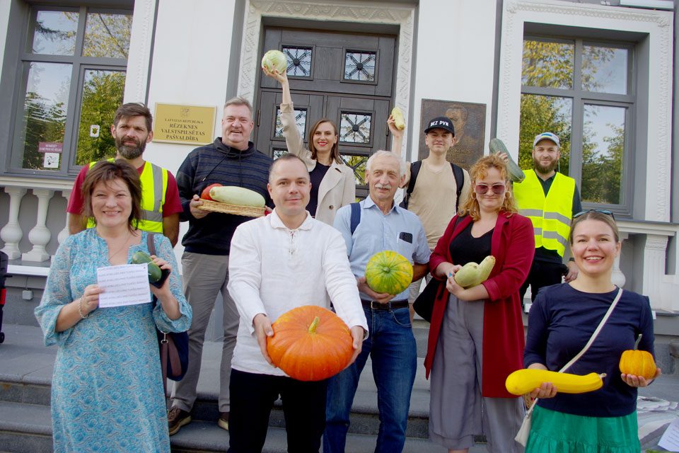 “Kabaču” akcijas dalībnieki aicina mēru atkāpties no amata