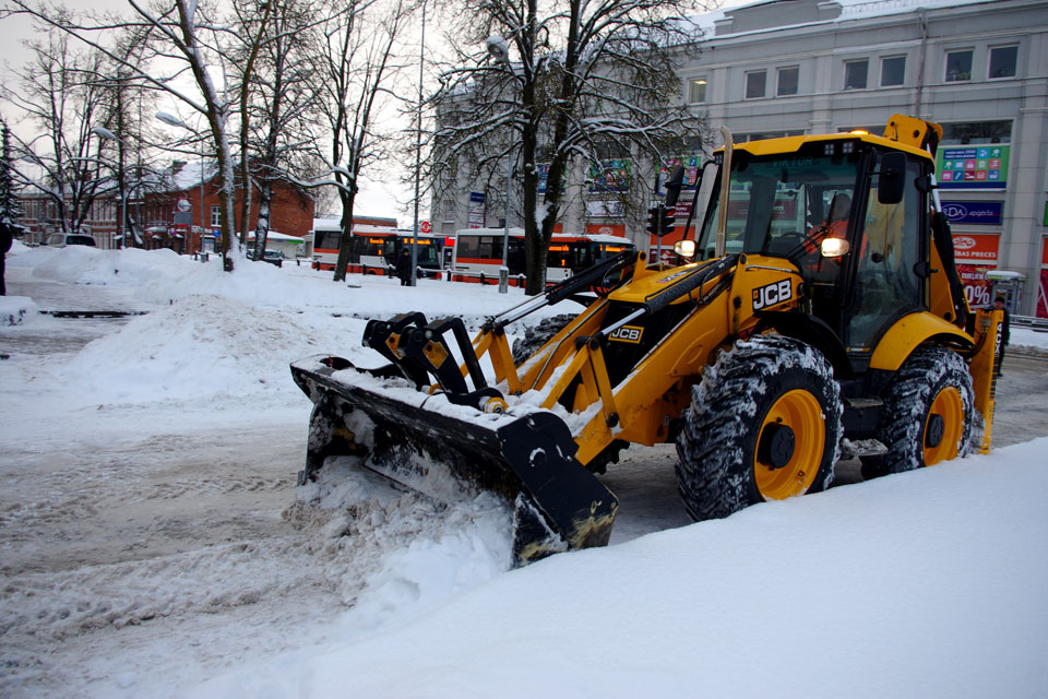 Sniega tīrīšanas darbi turpinās