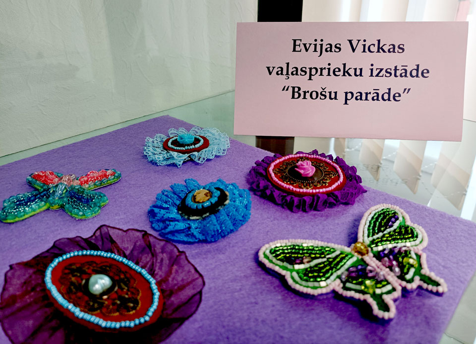 “brošu parāde”