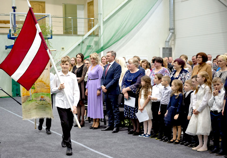 ar skumju pieskaņu