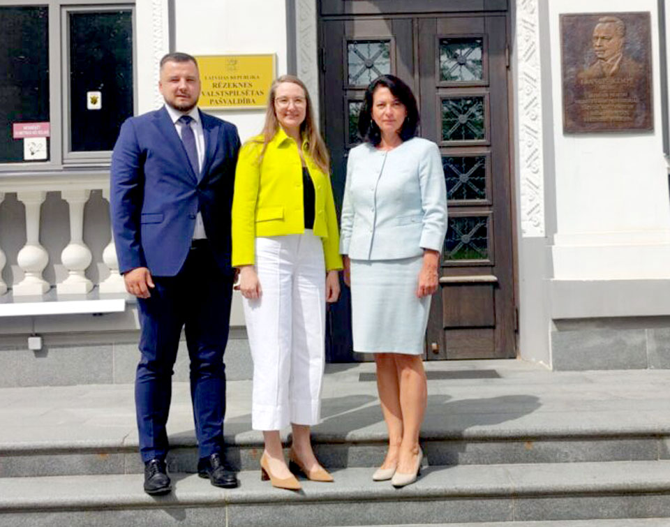 pagaidu administrācija uzsāka darbu