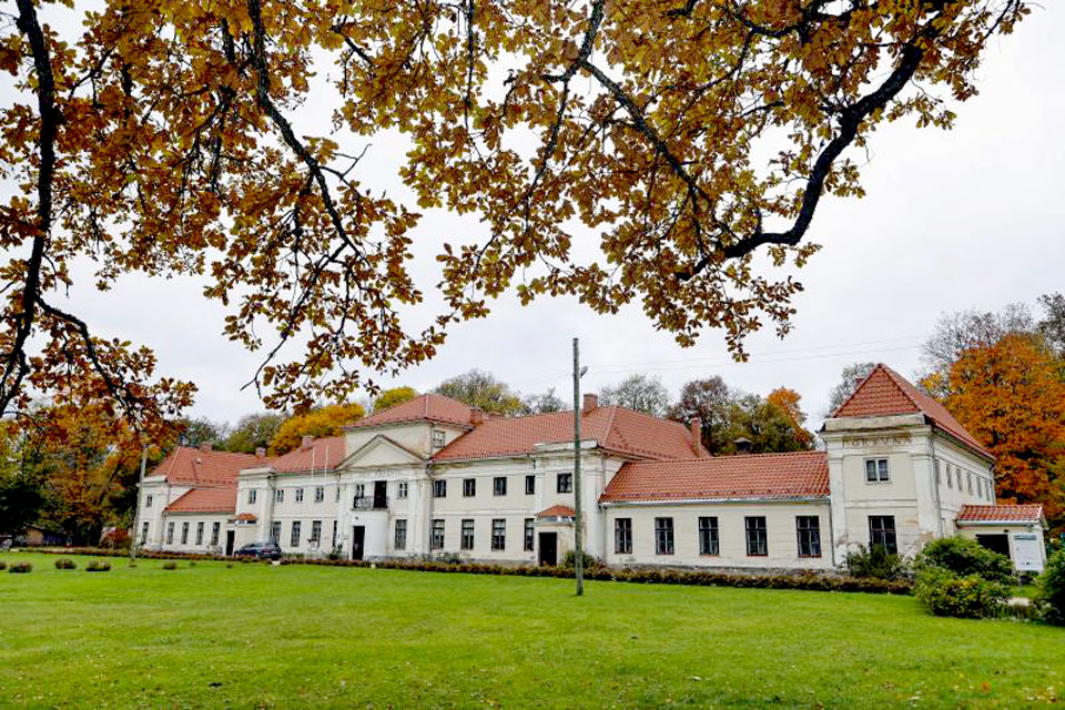 dzejoļus veltījām pilij