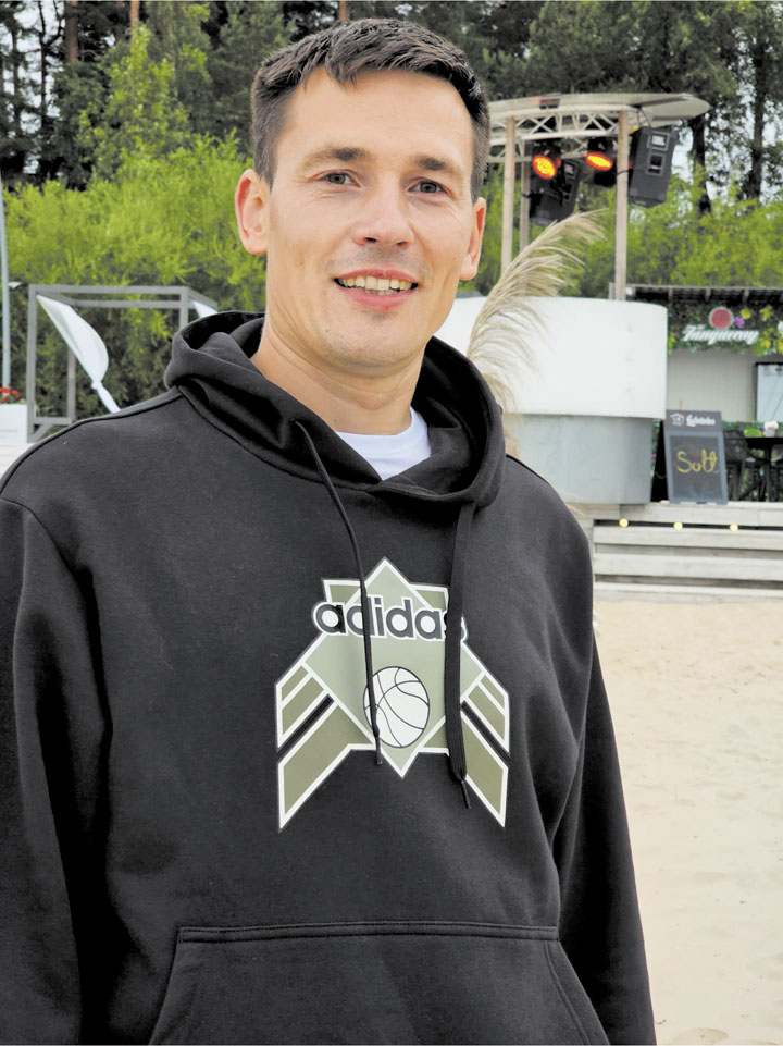 No meistara palīga  līdz pieredzējušam celtniekam