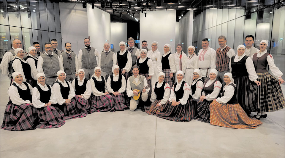 Rēzeknieši dejo un muzicē tartu