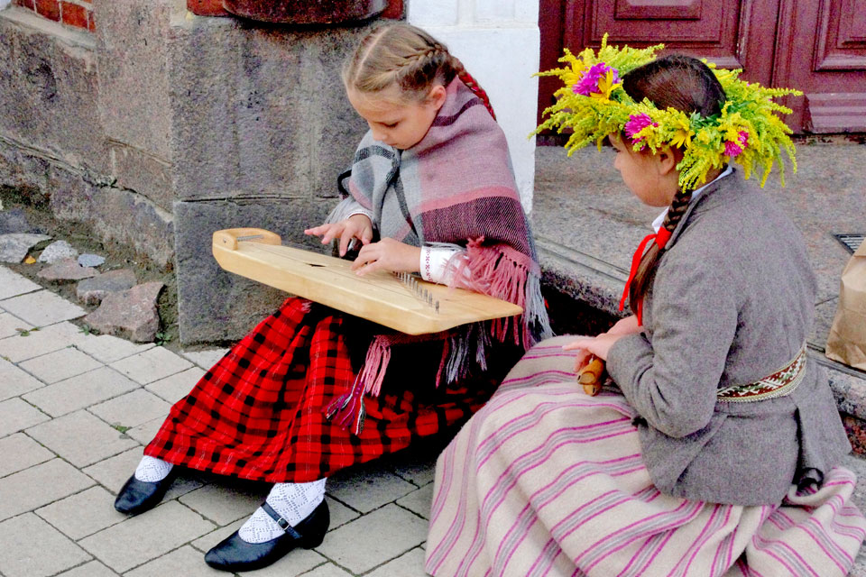 Skolēni gatavojas svētkiem