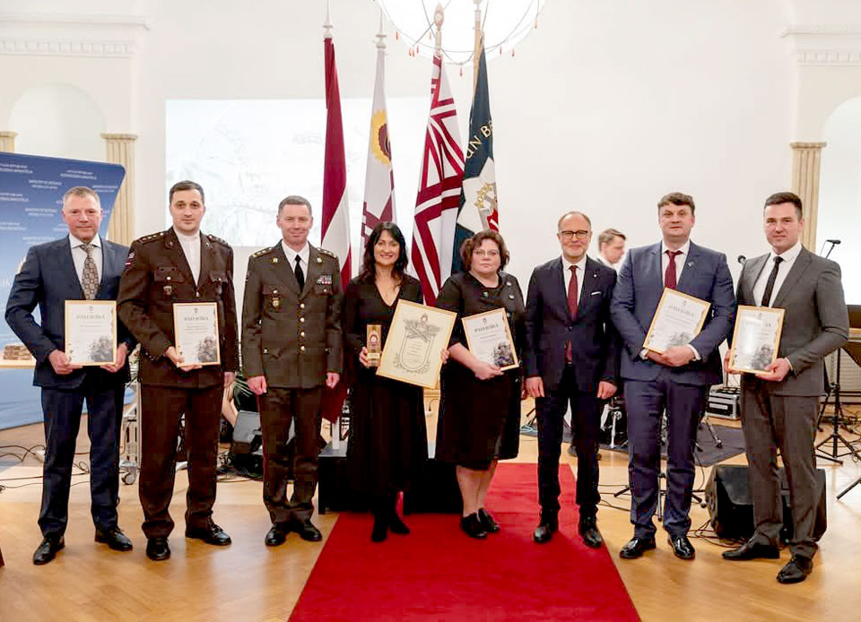 Apbalvoti par atbalstu zemessardzei