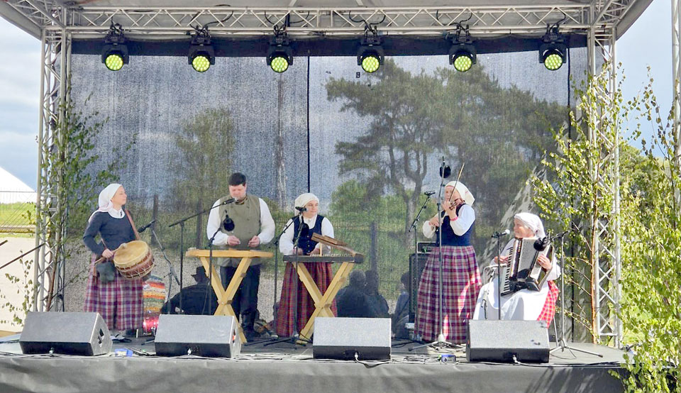 DZIEDĀJA, DEJOJA