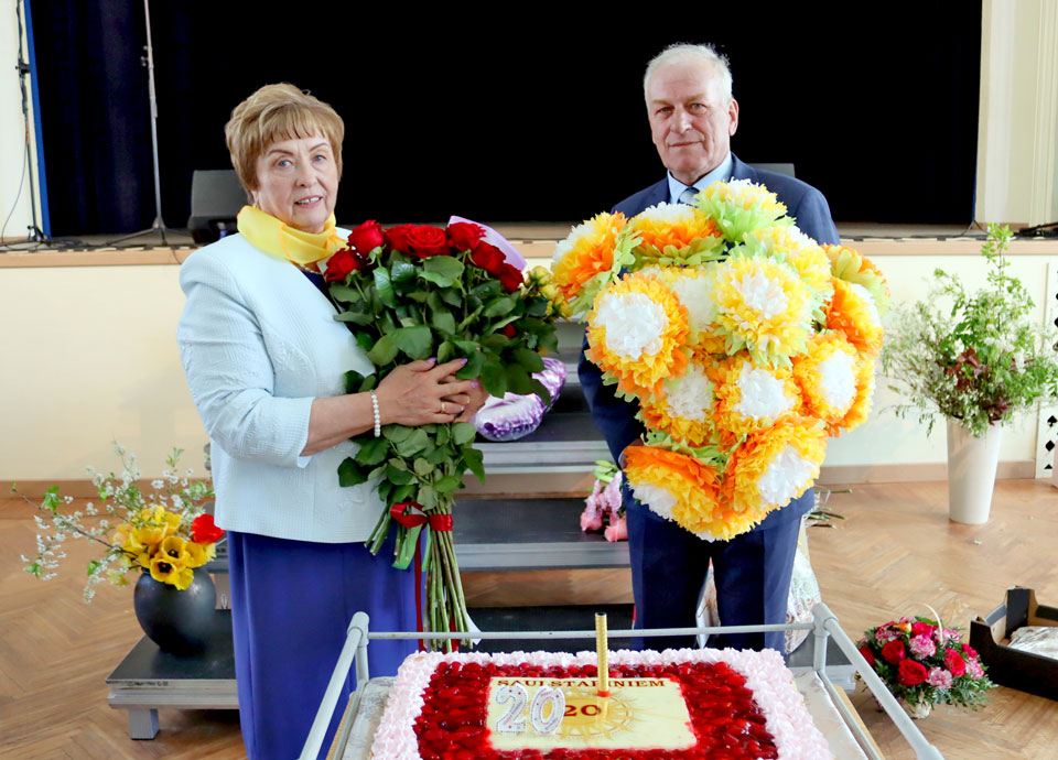 Pažēlo, sasilda, palīdz