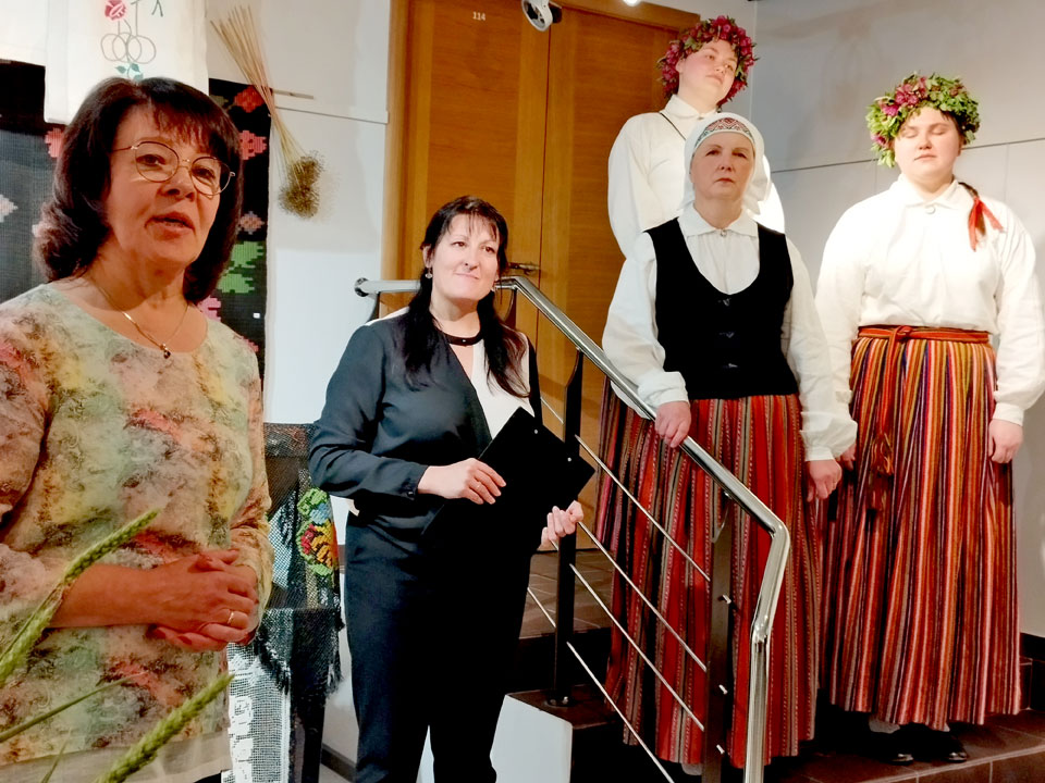 PAR ROZĒM, ĒRKŠĶIEM UN TAUTAS VĒSTURI