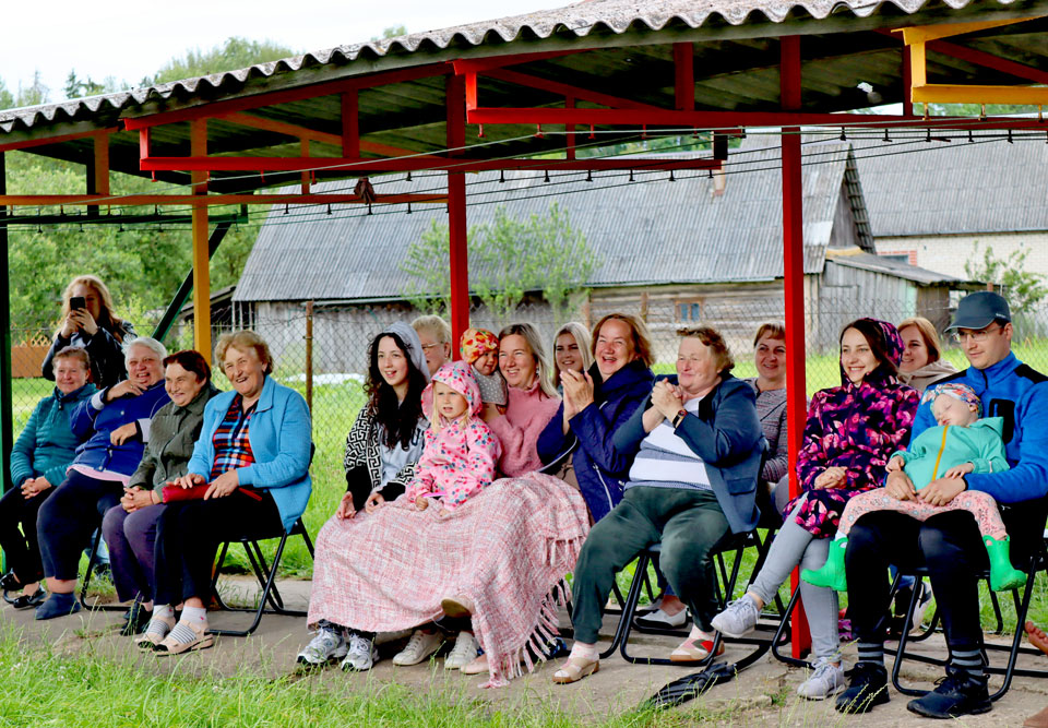 TUVĀK SKATĪTĀJIEM