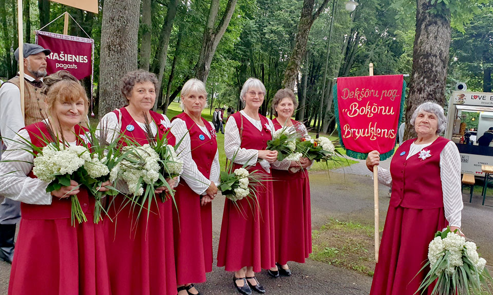 DAUDZKRŌSAINI, DAUDZBALSEIGI, DAUDZROKSTAINI…
