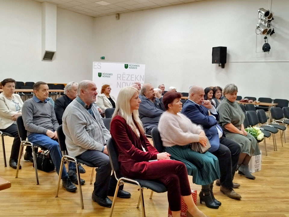 AR LABESTĪBU SIRDĪ VAR SASILDĪT CITAS SIRDIS