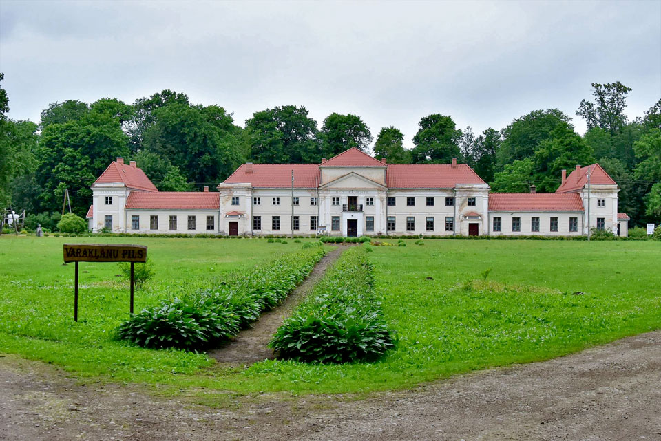 APSLĒPTIE DĀRGUMI VARAKĻĀNU MUIŽAS PILĪ