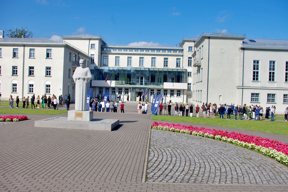 STUDENTI SŪDZAS