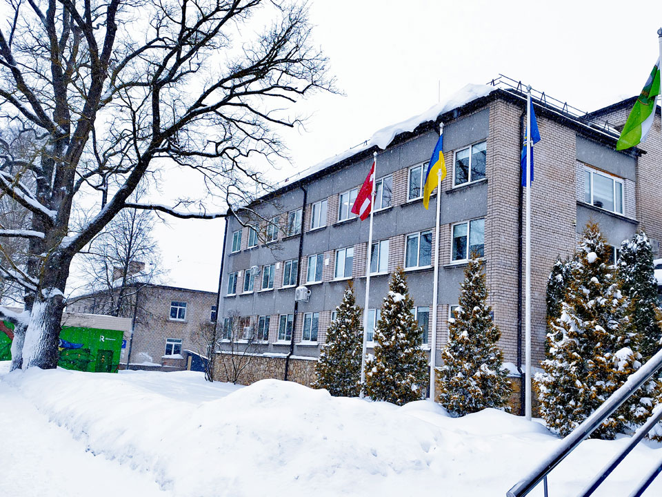 AR PIESARDZĪBAS PRINCIPU