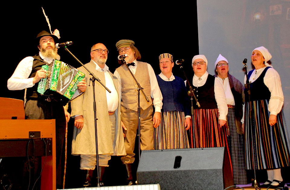 DIVĀS SKANĪGĀS DAĻĀS