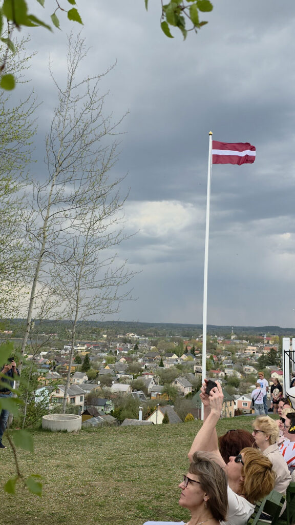 PLEIKŠŅU KALNĀ NU PLĪVO KAROGS!