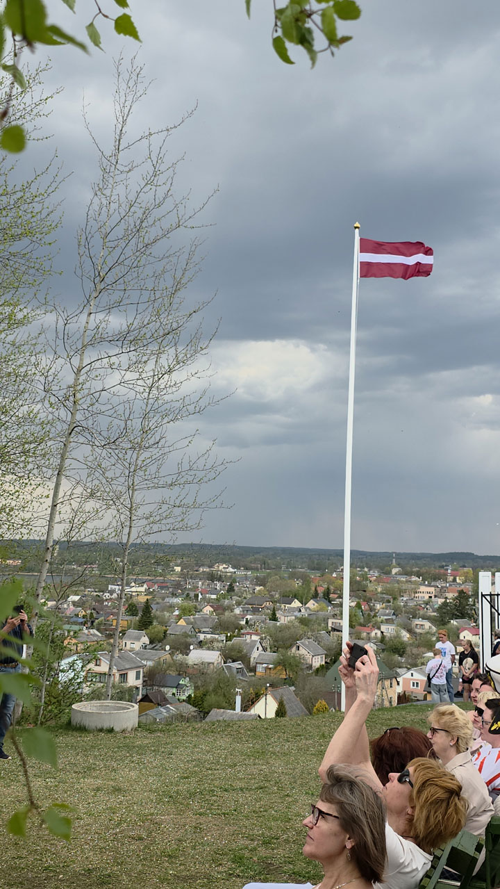 PLEIKŠŅU KALNĀ NU PLĪVO KAROGS!