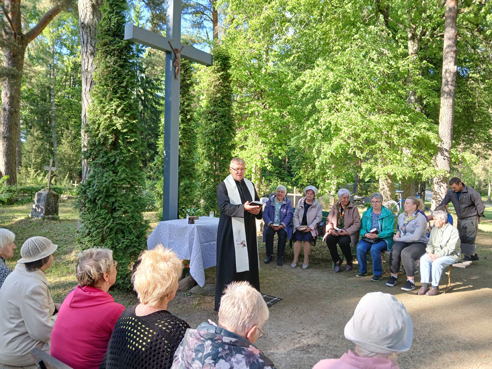 AR TICĪBU, ATMIŅĀM UN CERĪBĀM