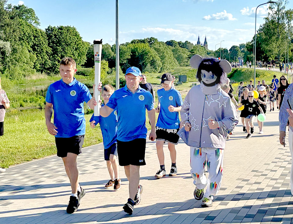 RĒZEKNĒ SAGAIDĪJA JAUNATNES OLIMPIĀDES LĀPU