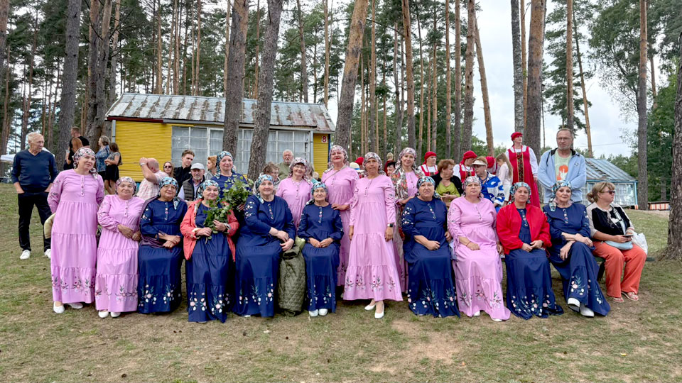 И ПУСТЬ НАД РАЗНОЙ СНОВА ЗВУЧАТ ПЕСНИ